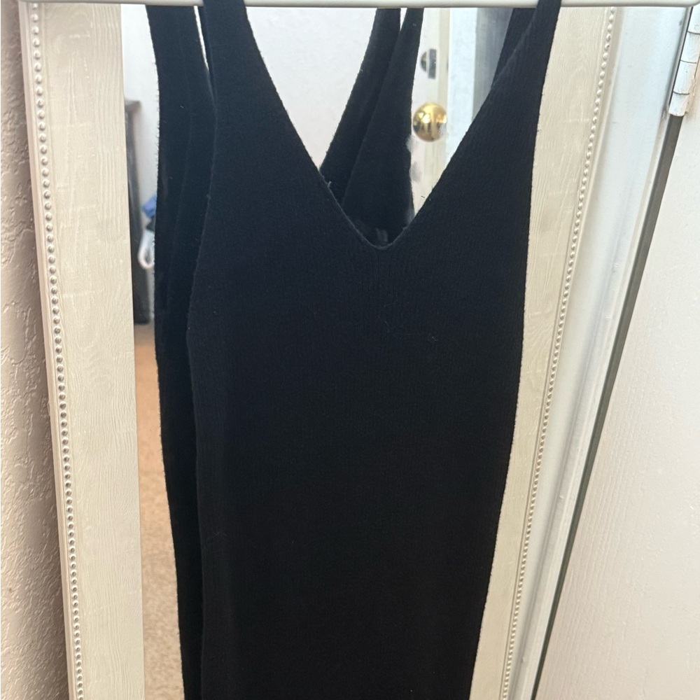 Black Sleeveless V-Neck Dress